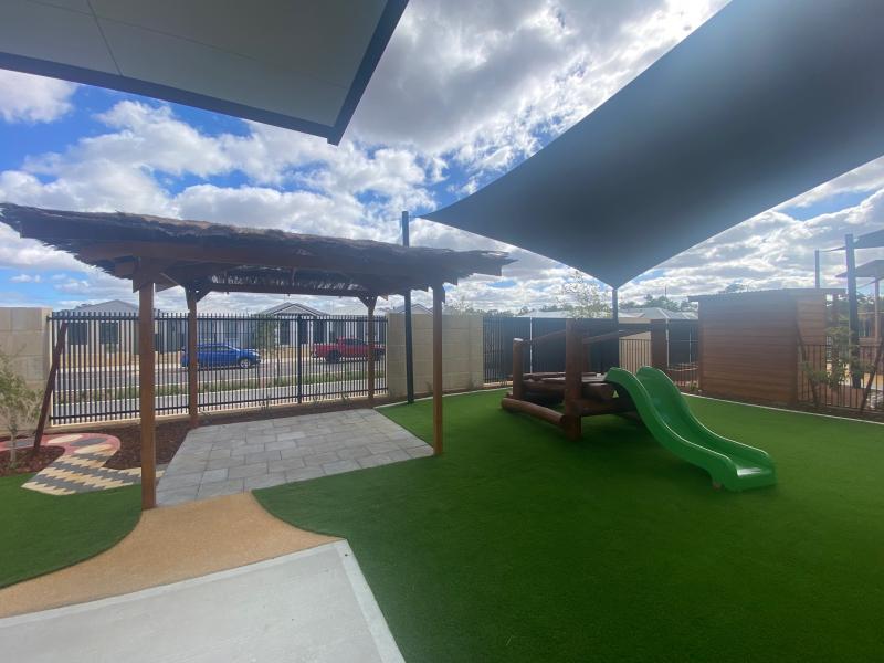 Genius Lakelands Playground Bali Hut, Turf, Mini Moreton